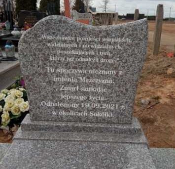 Nagrobek nieznanego migranta na cmentarzu w Sokółce. Mężczyzna zmarł z wyziębienia i wycieńczenia przy polsko-białoruskiej granicy. 