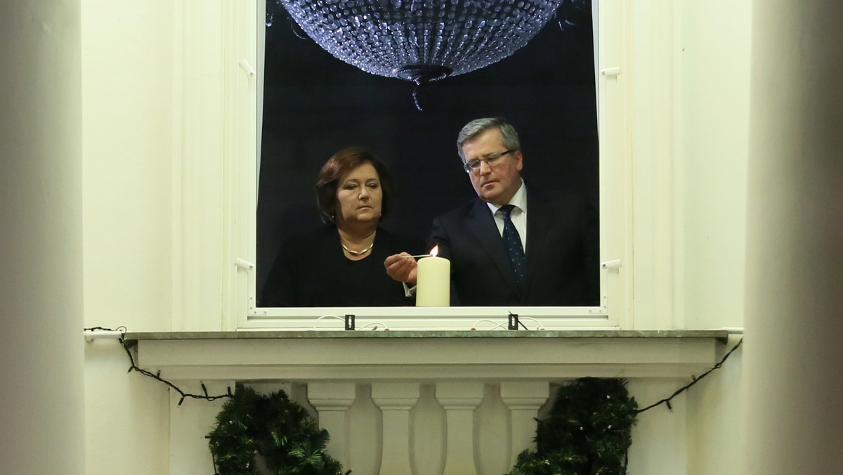 Prezydent Bronisław Komorowski poprosił wszystkich, którzy 13 grudnia zapalają świecę symbolizującą pamięć o ofiarach stanu wojennego, by w chwili tej pomyśleli również o tych, którzy obecnie pragną wolności i o nią zabiegają.