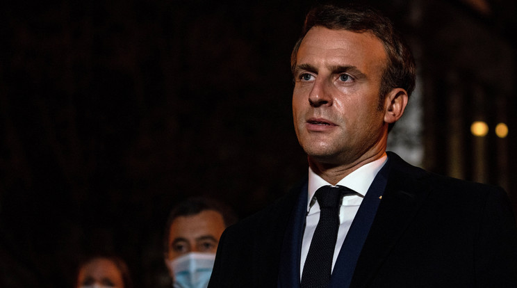 Emmanuel Macron francia elnök a Bois d'Aulne középiskolánál 2020. október 16-án, miután egy 17 éves csecsen fiú késsel megölte, majd lefejezte az iskola történelemtanárát Párizs északnyugati elővárosa, Conflans-Saint-Honorine egyik utcáján / Fotó: MTI EPA