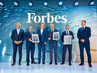 Nagradzający i nagrodzeni. Od lewej stoją: Paweł Zielewski („Forbes”),  Daniel Majewski (Bank Millennium),  Tomasz Pol (Bank Millennium), Michał Gajewski (Santander Bank Polska),     Marcin Gadomski (Bank Pekao S.A.) i Adrian Kurowski (Visa).