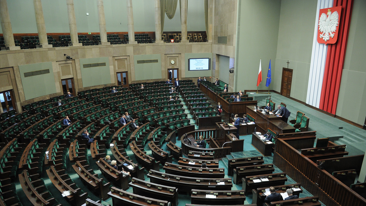 Sejm nie zgodził się dziś na rozszerzenie porządku dziennego obrad o sprawozdanie komisji dotyczące projektu ustawy zakładającej zniesienie zmiany czasu. Za rozszerzeniem porządku dziennego obrad o ten punkt głosowało 72 posłów, a przeciwnych było 348, 2 posłów wstrzymało się od głosu.