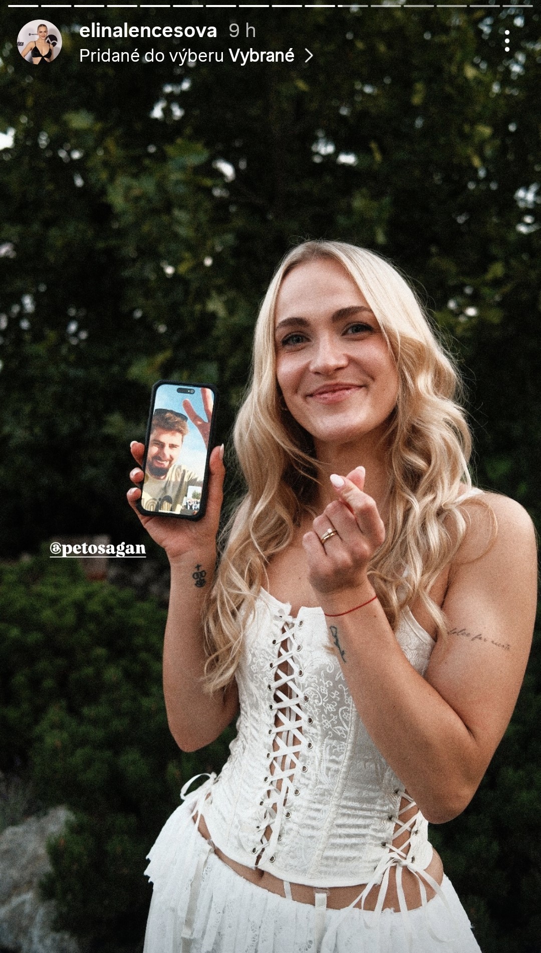 Peter Sagan sa spojil s tanečnicou Eliškou Lenčešovou v deň jej svadby prostredníctvom videohovoru.