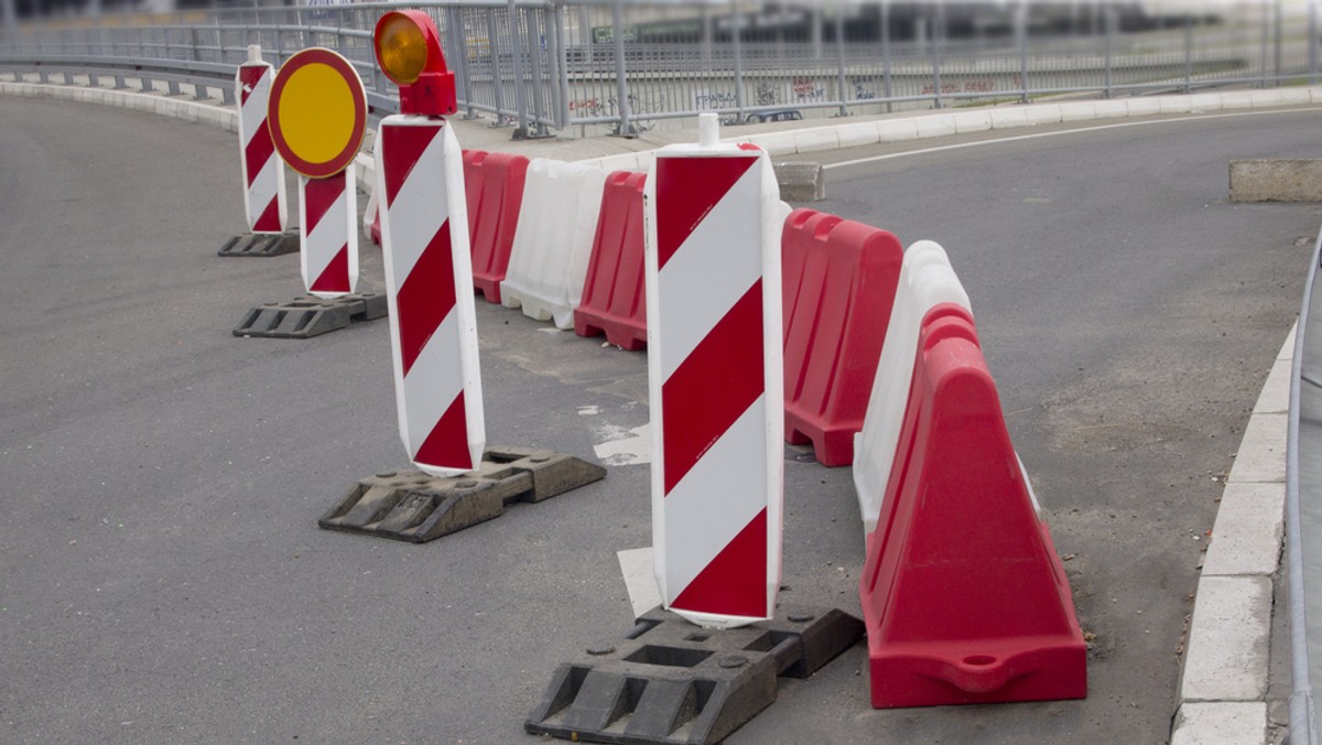 Dziś pierwszy dzień wyłączenia z ruchu pojazdów MZK przez most na ul. Niemodlinskiej. Autobusy do jesieni nie będą mogły przejeżdżać mostem nad kanałem Ulgi. Teraz na skrzyżowaniu Nysy Łużyckiej skręcają w ulicę Wrocławską, a następnie jadą ulicą Spychalskiego. W mieście powstał objazd i nowy przystanek. Na razie nie ma większych problemów.