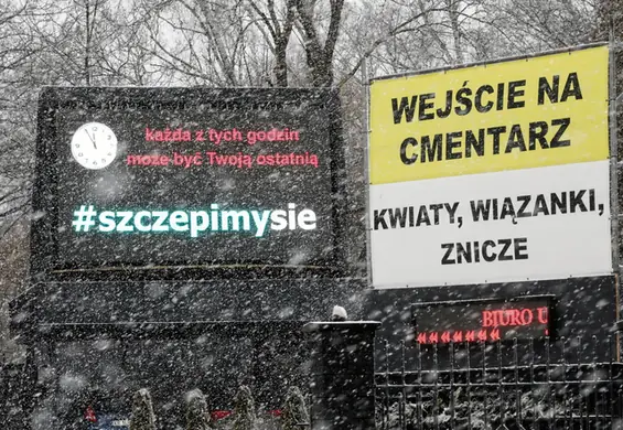 Szef zakładu pogrzebowego namawia do szczepień. Wystawił reklamę przy cmentarzu