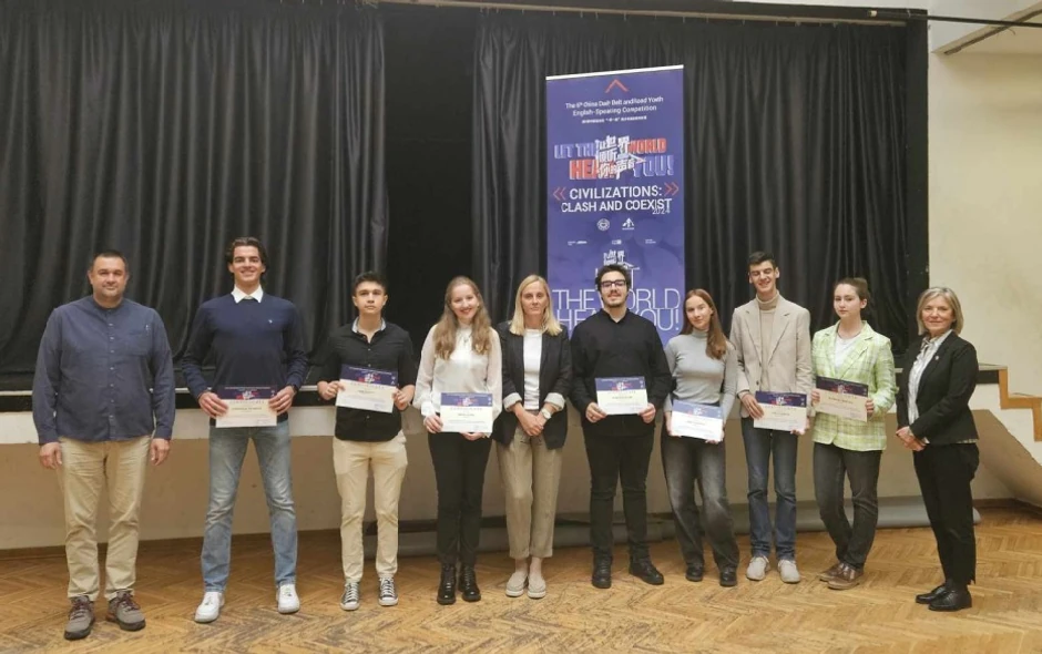 Maša Jejina sa žirijem i takmičarima