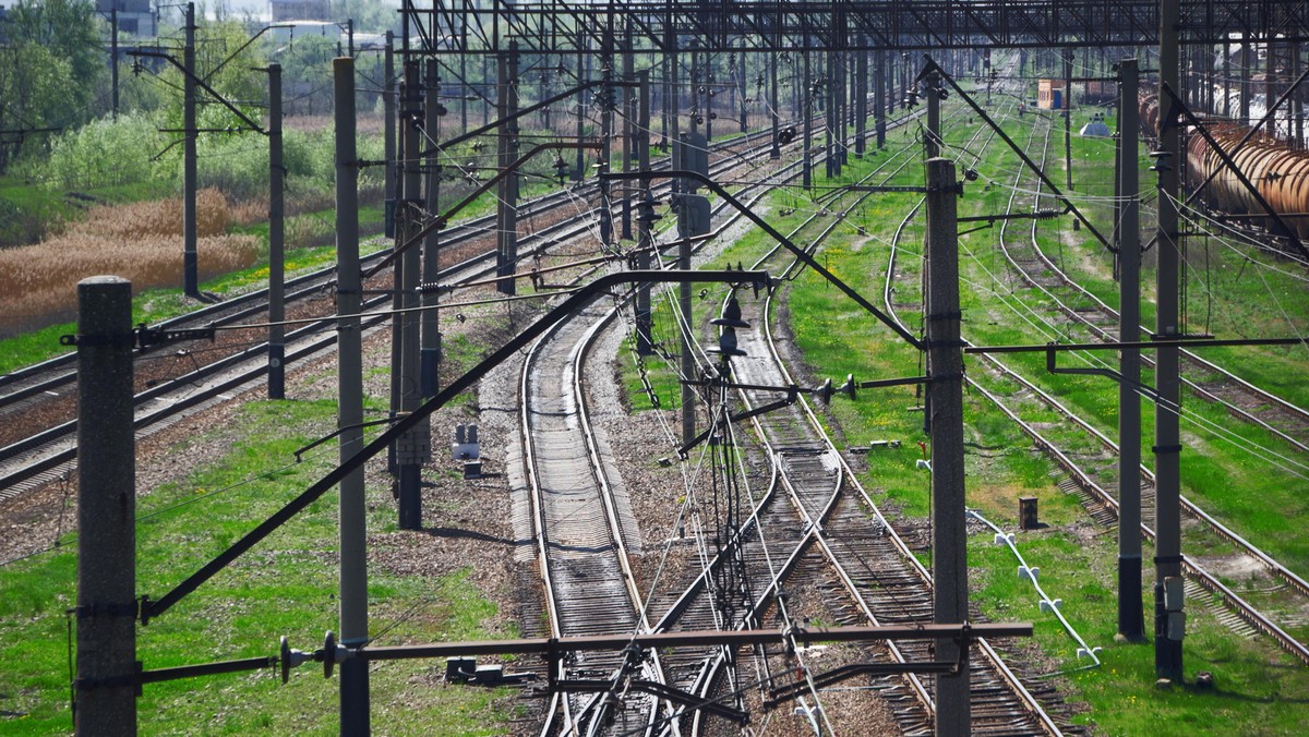 Dwie firmy chcą świadczyć regionalne przewozy kolejowe w Podlaskiem w latach 2015-2016. To Przewozy Regionalne sp. z o. o. oraz PKP Intercity SA - poinformował w piątek PAP urząd marszałkowski w Białymstoku po otwarciu przetargowych ofert.