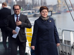 Fatalne odcięcie: Beata Szydło w płaszczu Małej Mi. FOTO