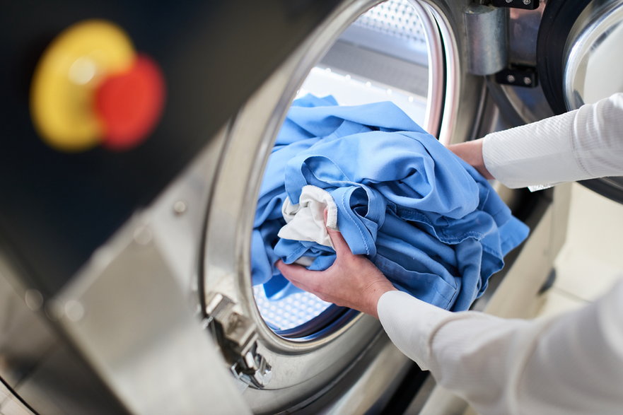 Efektywność suszenia prania zależy od tego, ile rzeczy naraz włożysz do pralki