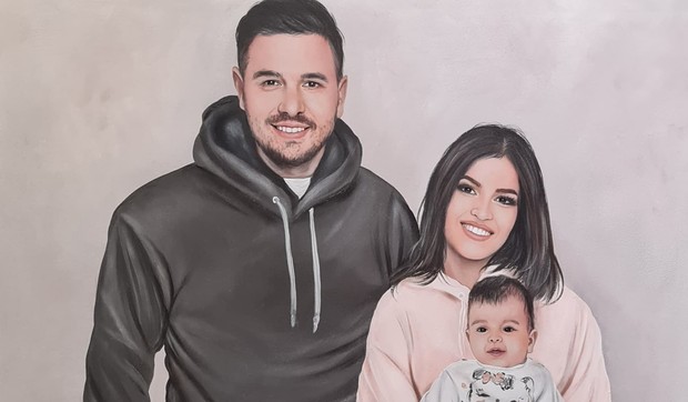 Porodični portret koji je naslikala umetnica na osnovu dve fotografije 