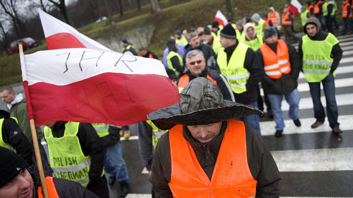 Trzy godziny trwał w czwartek w Gdańsku protest rybaków przeciwko dokonanemu przez ministra rolnictwa przydziałowi indywidualnych kwot połowowych na rok 2012. Ok. 150 osób blokowało ruch pojazdów, chodząc po przejściu dla pieszych na Trakcie św. Wojciecha.