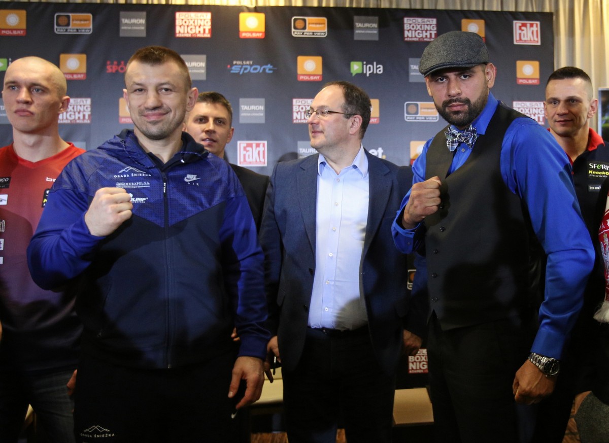 Polski bokser Tomasz Adamek (2L), Marian Kmita - dyrektor ds. sportu w Grupie Polsat (C) i Amerykanin Eric Molina (2P) podczas konferencji prasowej przed galą Polsat Boxing Night w Krakowie, 31 bm. Walką wieczoru będzie starcie Adamka (50-4, 30 KO) z Moliną (24-3, 18 KO). Stawką pojedynku będzie pas interkontynentalny federacji IBF w wadze ciężkiej. Gala odbędzie się 2 kwietnia w Tauron Arenie Kraków
