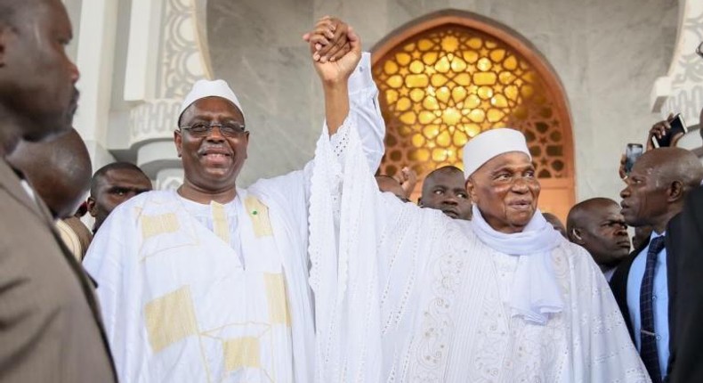 Après une longue brouille, le président Macky Sall se réconcilie avec son homologue et prédécesseur Abdoulaye Wade le 27 septembre 2019 lors de l'inauguration de la mosquée Massalikoul Djinane à Dakar.