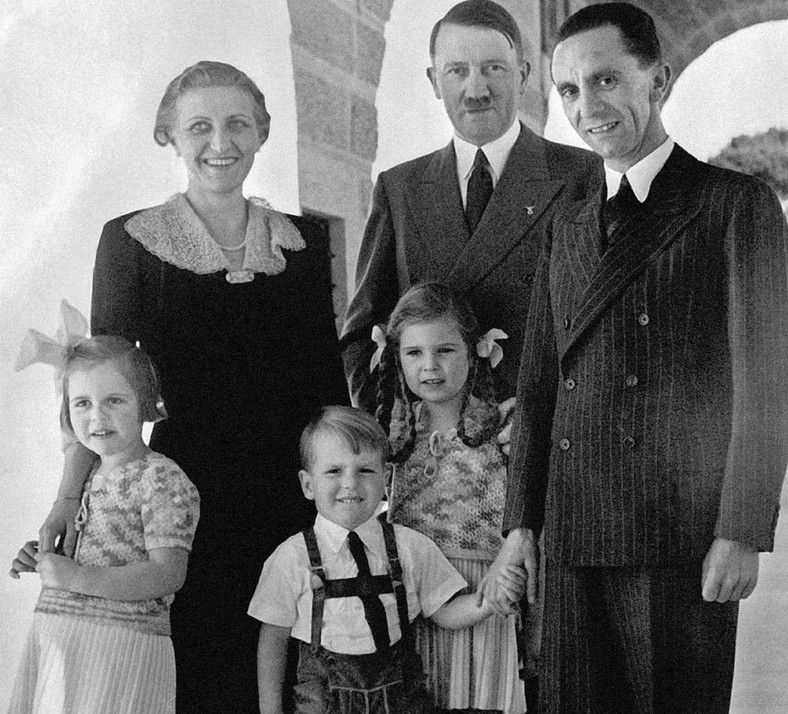 Hitler, Magda oraz Joseph Goebbels wraz z trójką ich dzieci