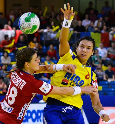 Piękne panie wybrały brutalną grę. Piłka ręczna to sport nie dla grzecznych dziewczynek