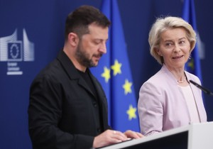 Ukrajinski predsednik Volodimir Zelenski i predsednica EK Ursula fon der Lajen u Briselu 17. avgusta 2025.