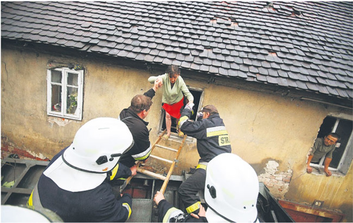 Wiele domów jest tak zniszczonych, że ewakuowani nie będą mogli do nich wrócić Fot. Adam Konarski/Newpix.pl