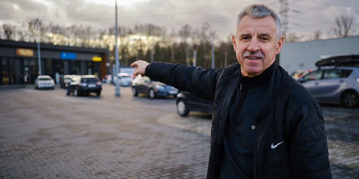 - Tam skakałem do głoweczki,a  teraz skacze po bułeczki - Marian "Ecik" Janoszka pokazuje miejsce gdzie kiedyś był stadion Ruchu Radzionków.