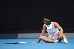 Australian Open: Halep potknęła się na korcie i uszkodziła nadgarstek