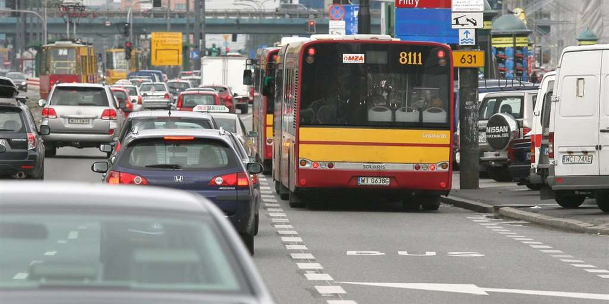 Sprawdziliśmy otwarty w środę nowy buspas otwarty w al. Jerozolimskich: autobusem jest 3 minuty szybciej, samochodem o 12 minut dłużej