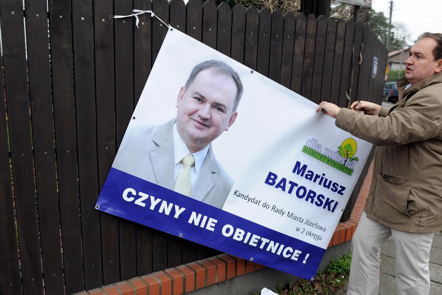 Mariusz Batorski sprząta banery wyborcze