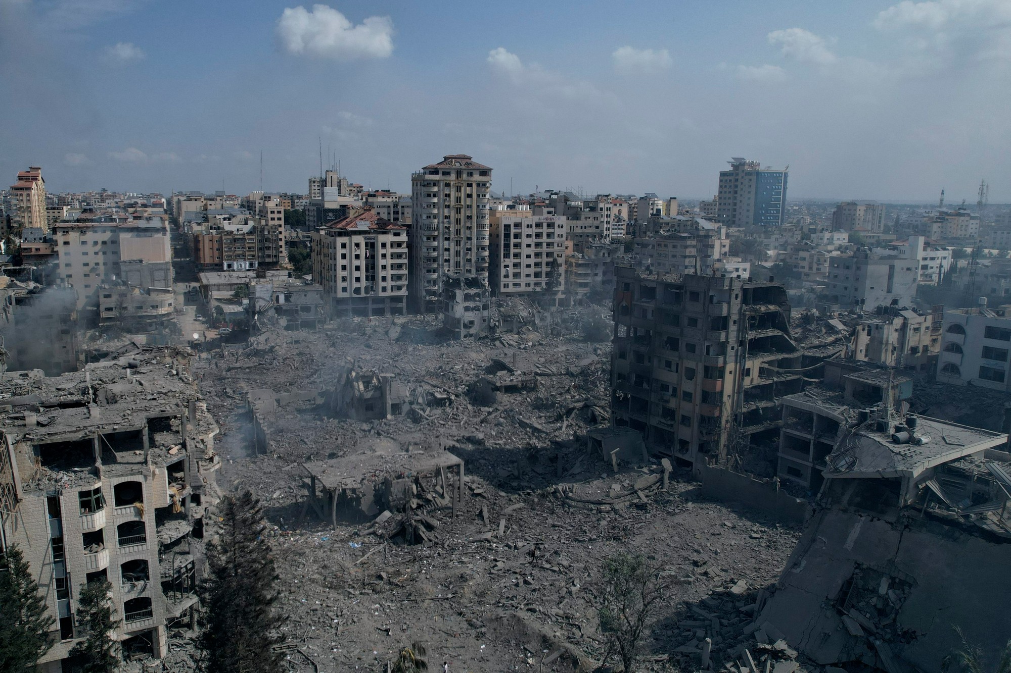 Pohľad na trosky budov, ktoré boli zasiahnuté izraelským náletom v meste Gaza, dňa 10. októbra 2023.