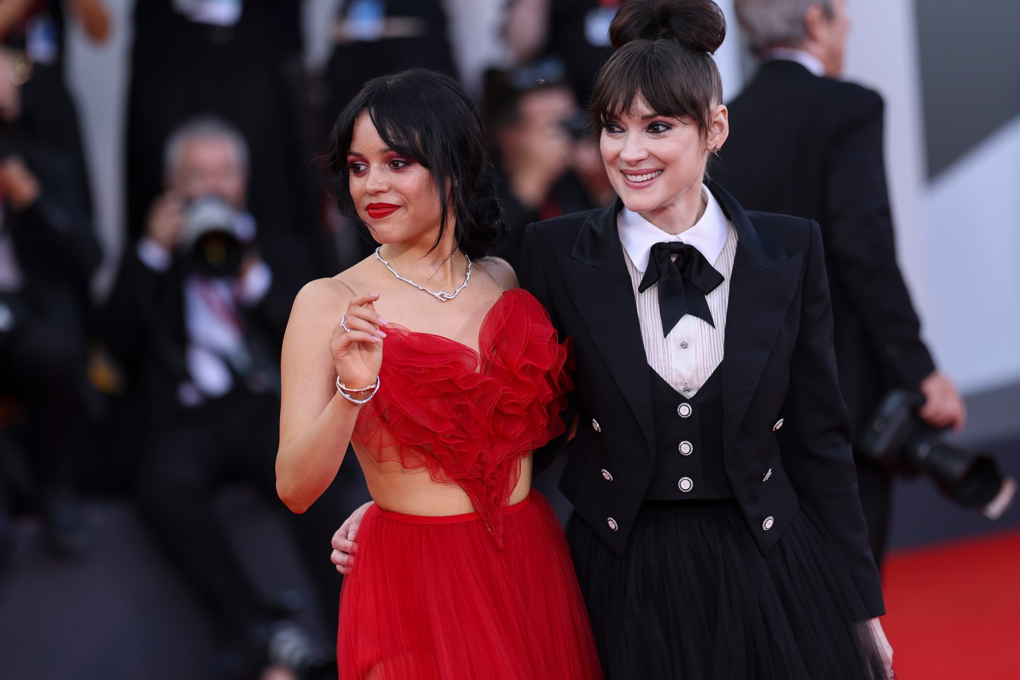 Jenna Ortega a Winona Ryder na filmovom festivale v Benátkach.