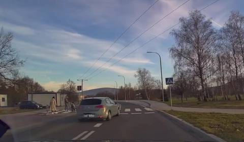 O mało nie potrącił na przejściu rodziny z dwójką małych dzieci [WIDEO]