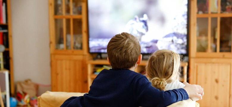 Rodzice są bardziej zestresowani, gdy ich dzieci oglądają telewizję. Bardzo ciekawe wyniki badania