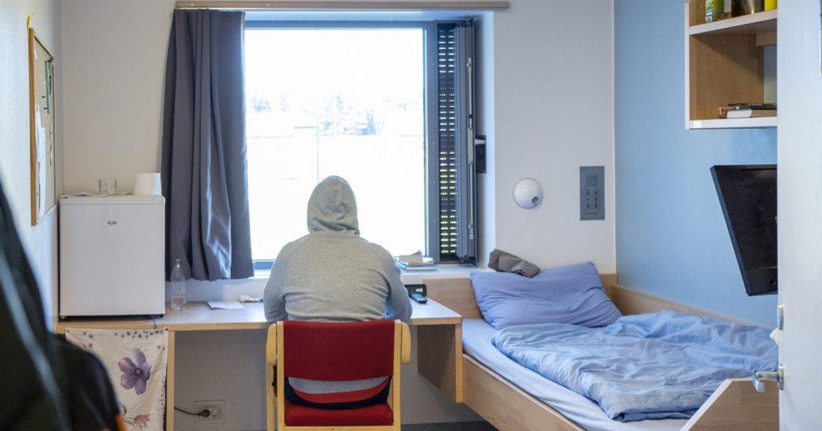 Descubra a Prisão de Bastøy, na Noruega, conhecida como “a prisão mais gentil do mundo”, oferecendo um ambiente único onde os presos vivem em edifícios estilo albergue e têm liberdades como usar suas próprias roupas. Os presos participam de atividades recreativas, têm empregos diurnos e se beneficiam de programas de reabilitação. O sistema prisional norueguês centrado na reintegração permitiu que Bastøy se tornasse um exemplo inspirador de como uma abordagem diferente pode promover a reabilitação de prisioneiros e reduzir a reincidência.