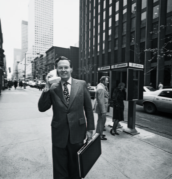 Po konferencji prasowej 3 kwietnia 1973 r. wiceprezes Motoroli John F. Mitchell zabrał dziennikarzy na ulicę, by pozować do zdjęcia na tle budek telefonicznych. Bezwiednie stał się symbolem „pierwszego telefonu”, chociaż to nie on go wykonał.