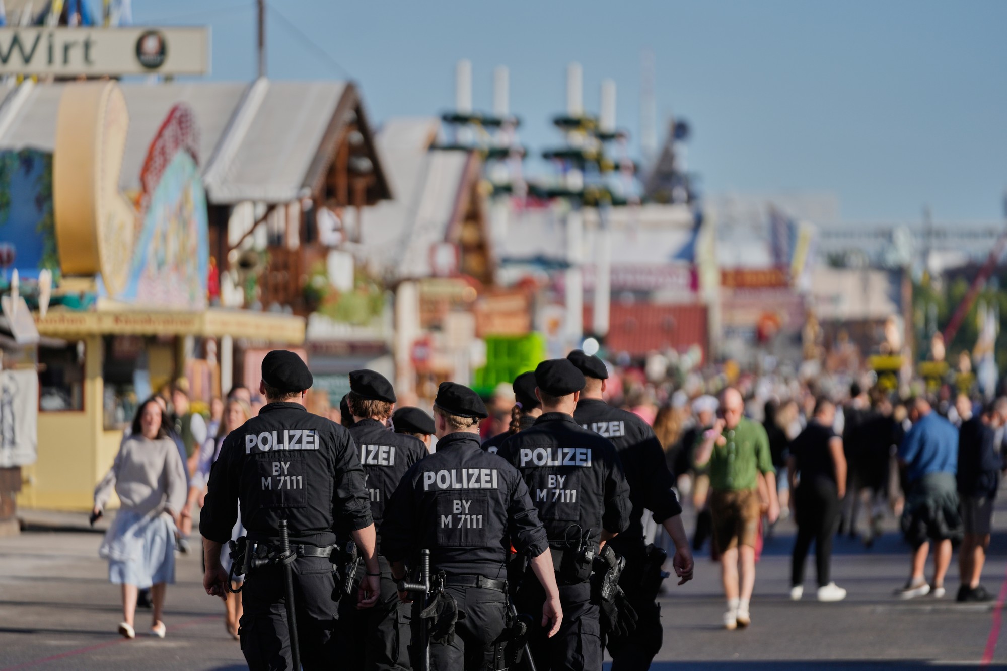 Na Oktoberfeste zostali vysieť návštevníci atrakcie dole hlavou.