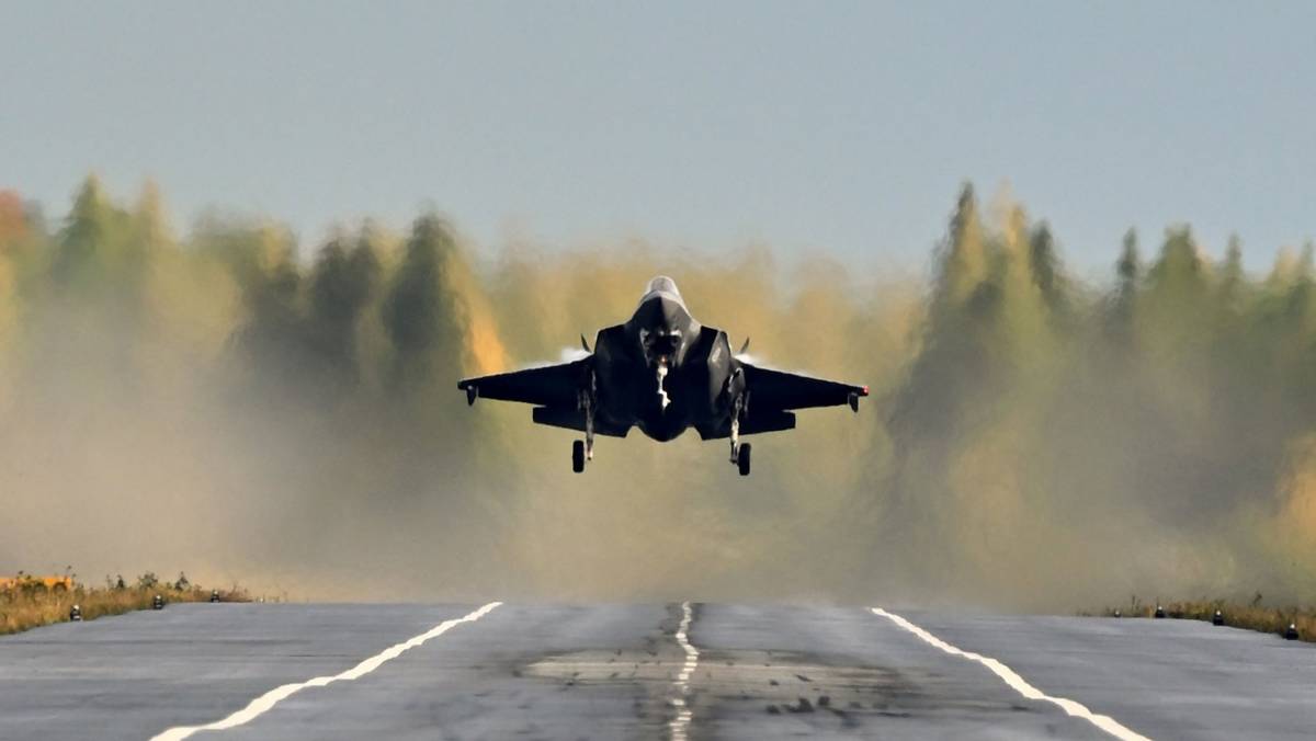 F-35 lądujący na drodze