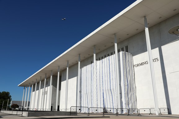 Trampovo ime uklonjeno sa zgrade i svih zvaničnih obeležja Kenedi centra u Vašingtonu (FOTO)