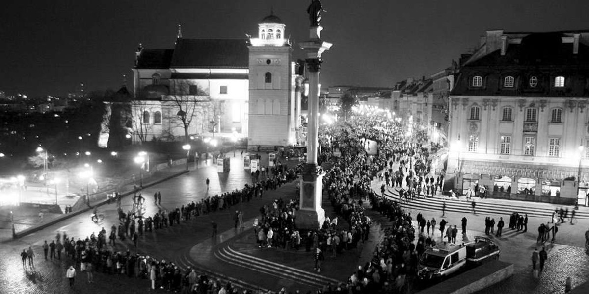 Kolejka do obejrzenia trumny Lecha i Marii Kaczynskich