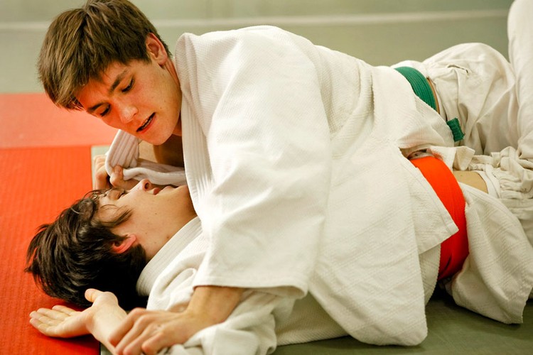 Bartosz Gelner<br /><br />Zapamiętałem go jeszcze jako studenta drugiego roku krakowskiej PWST w roli Mandelbauma w „Nadobnisiach i koczkodanach” Witkacego, dyplomie w reżyserii Adama Nawojczyka. Znamienne, że również Mandelbauma w dyplomie Lupy na tej samej uczelni wiele lat temu zagrał student Jan Frycz. Skojarzenie jak najbardziej na miejscu, ponieważ Gelner wydaje się aktorem o podobnych właściwościach i analogicznych ambicjach. Chłopięcy i męski jednocześnie, o dużej wrażliwości i odwadze w podejmowaniu ryzykownych wyzwań oraz niechęci do statusu celebryty. W teatrze radzi sobie znakomicie – znalazł się w obsadzie „Kabaretu warszawskiego” oraz w teamie Krzysztofa Warlikowskiego, a dzięki „Płynącym wieżowcom” Tomasza Wasilewskiego wyraźnie zaznaczył swoją obecność w kinie. Michał to pierwszy w polskim kinie jawny gej. Nie musi okłamywać świata i siebie, zmagać się z traumami, uczuciowy i delikatny, wydaje się najuczciwszym i najodważniejszym bohaterem filmu. Rola skrojona na miarę, wiarygodnie zagrana i przeżyta, czas na kolejne wyzwania.<br /><br />Zestawienie przygotował Łukasz Maciejewski