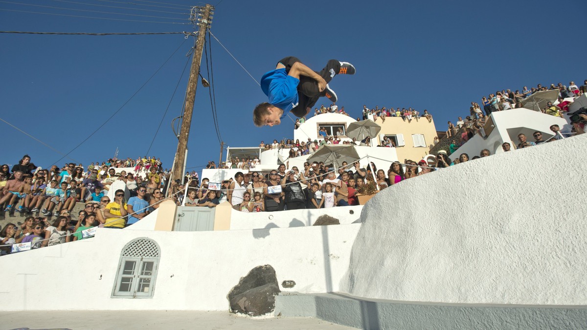 Już w sobotę, 14 września na wyspie Santorini w Grecji, odbędzie się na finał zawodów Red Bull Art of Motion! Wyspa znana jest jako freerunningowy raj, gdzie 18 najlepszych na świecie sportowców będzie ze sobą konkurować na triki oraz unikalny styl.