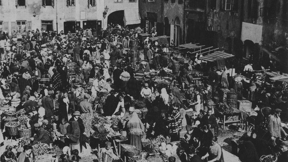 Sprzedaż owoców i warzyw na targowisku przy ul. Szeroki Dunaj - widok z góry, 1925 r.