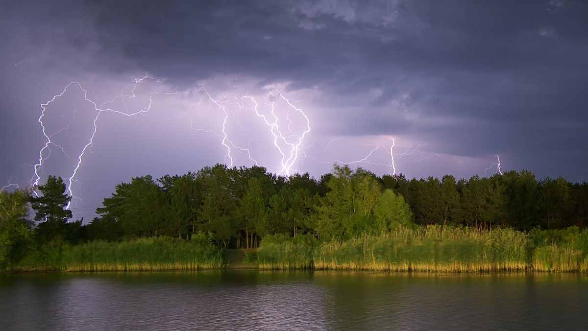 Instytut Meteorologii i Gospodarki Wodnej wydał ostrzeżenia przed burzami w północno-zachodniej i południowo-wschodniej Polsce. Alerty dotyczą siedmiu województw.