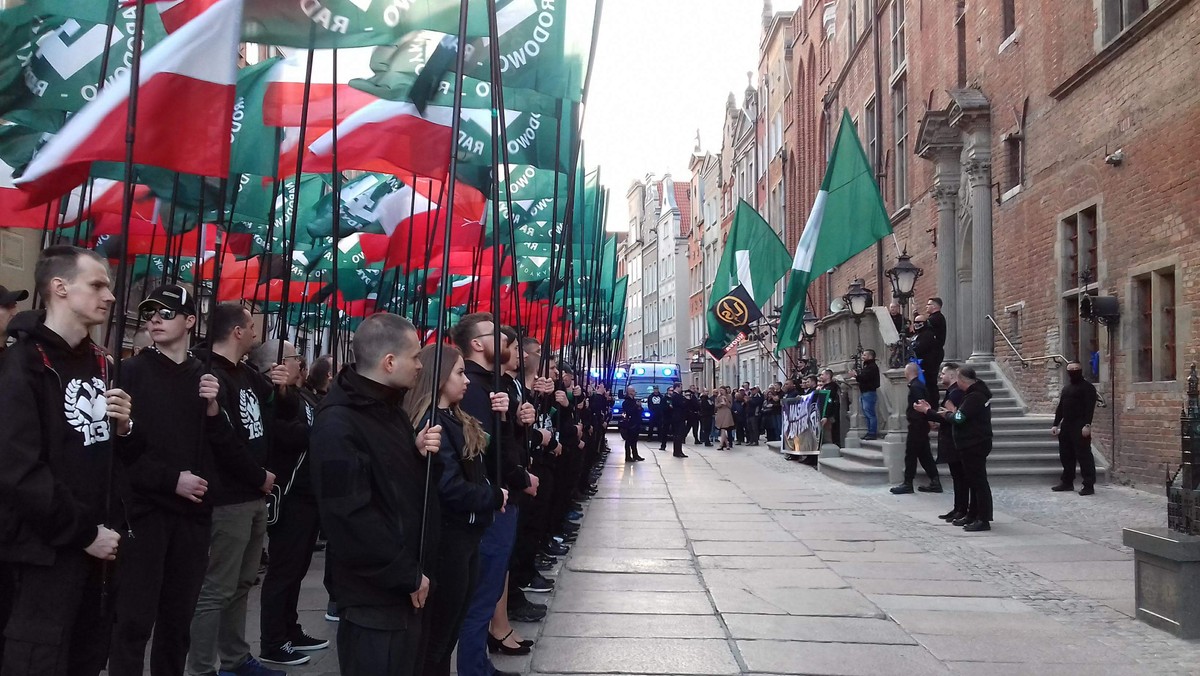 Jak to możliwe, że władze miasta nie informowały wcześniej, że w Gdańsku odbędzie się marsz ONR? I dlaczego NSZZ "Solidarność" użyczyła tej organizacji budynek historycznej sali BHP? Na pierwsze z tych pytań poznaliśmy odpowiedź, bo dzisiaj oświadczenie wydał prezydent Paweł Adamowicz. Z kolei przedstawiciele Związku wysłali do dziennikarzy krótki komunikat.