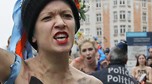 Roznegliżowany Femen protestuje mimo mrozu