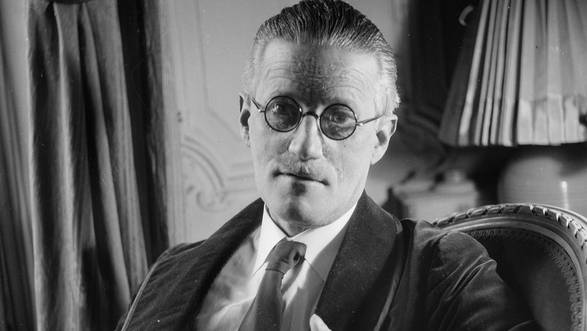 <strong>James Joyce przyszedł na świat 135 lat temu. "Ulisses", wydany po raz pierwszy w Paryżu w 1922 r., uważany jest za jedno z najważniejszych dzieł literackich XX w. Jednak po opublikowaniu powieść uznano za nieprzyzwoitą; w wielu krajach, w tym w USA, znalazła się na indeksie dzieł zakazanych. Dla wielu zaś zdanie: "Stateczny, pulchny Buck Mulligan wynurzył się z wylotu schodów, niosąc mydlaną pianę w miseczce, na której leżały skrzyżowane lusterko i brzytwa", to wyraz dzieła totalnego. </strong>