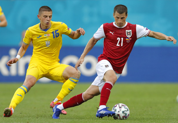 Ukrainiec Witalij Mykołenko (L) w starciu z Austriakiem Stefanem Lainerem (P) podczas meczu Ukrainy z Austrią