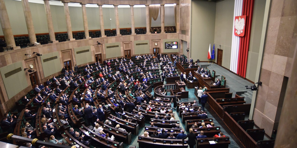 Posłowie uchwalili ostateczną wersję ustawy o dopłatach do ciepła. Wiemy, kto może liczyć na pomoc.