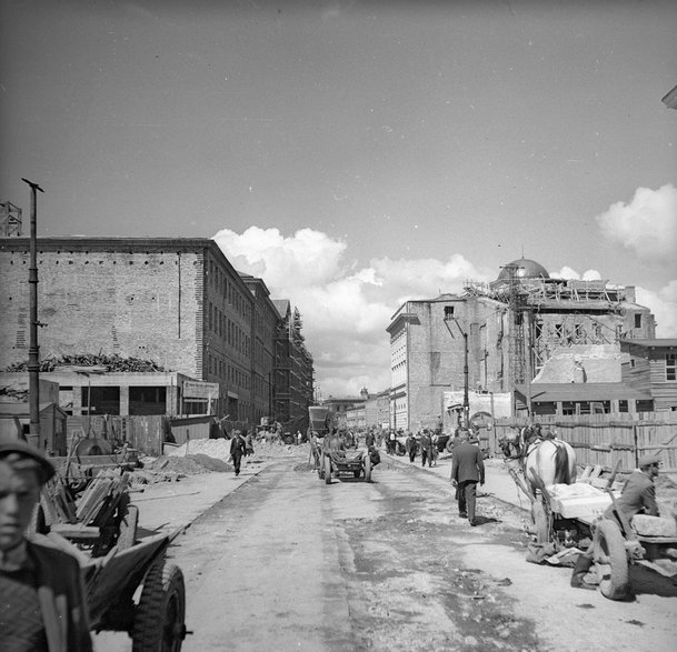 Rok 1949, widok z Nowego Światu, po prawej w oddali kopuła pałacu