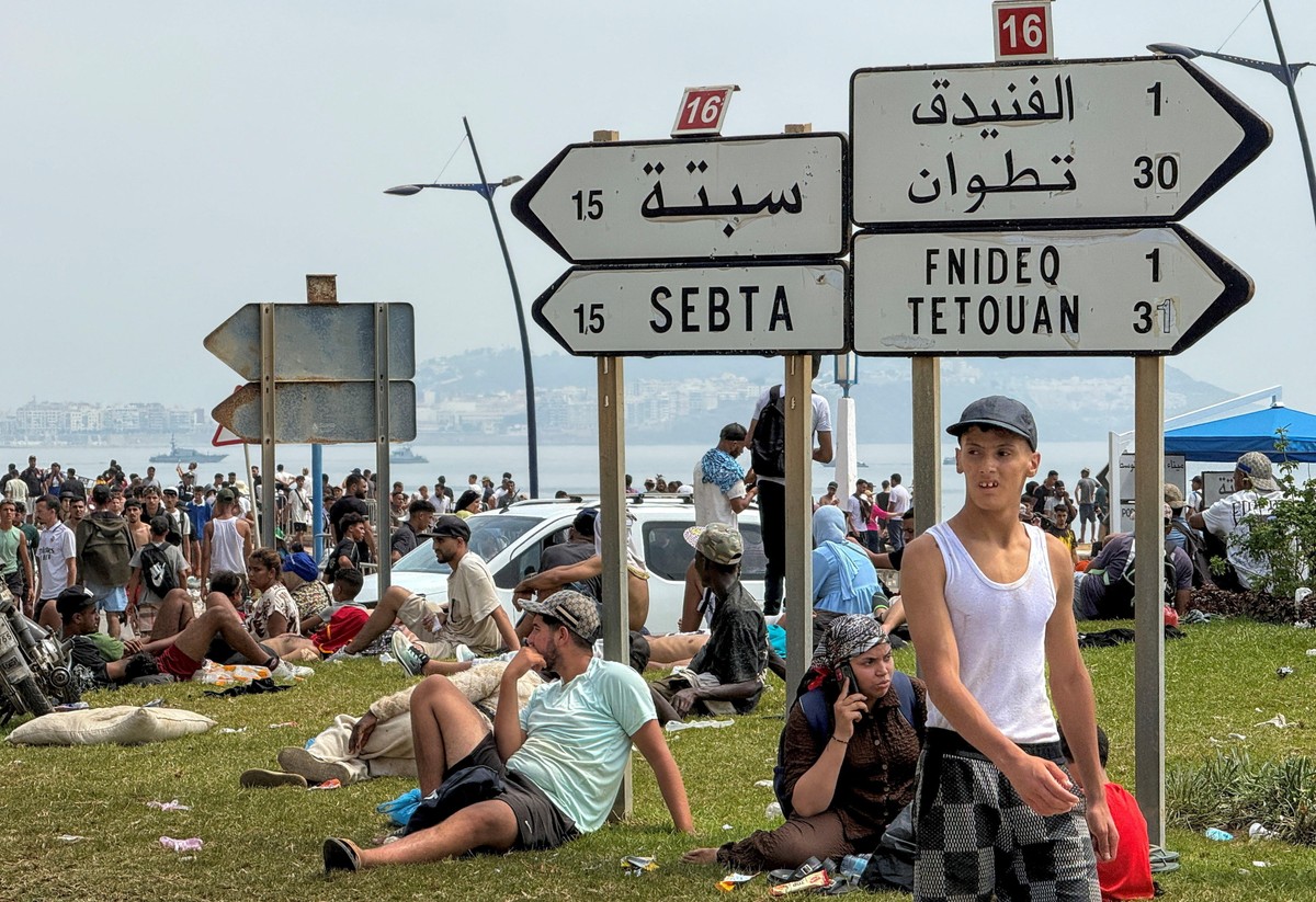 Manfred Weber visits Ceuta, where thousands of migrants have camped for two months