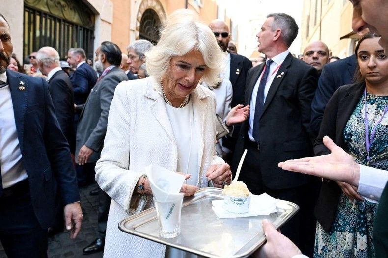 Kamila je na ulicama Rima probala i sladoled | Foto: Victoria Jones/Pool via REUTERS