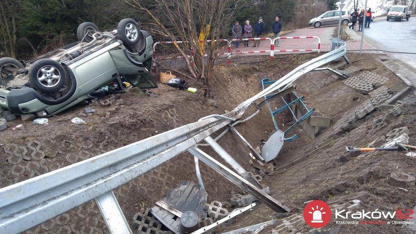 Auto wypadło z zakopianki. Trzy osoby ciężko ranne