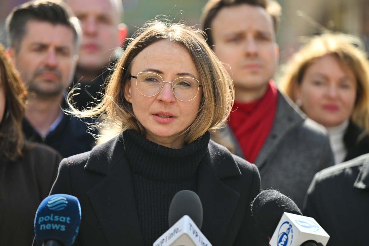 Wrocław, 17.03.2025. Wybory Prezydenta RP 2025 - kampania. Ministra rodziny i polityki społecznej Agnieszka Dziemianowicz-Bąk (C) podczas konferencji prasowej we Wrocławiu, 17 bm. Temat spotkania "Kampania prezydencka Magdaleny Biejat. Bezpieczeństwo jako priorytet Lewicy w polityce europejskiej i krajowej". (sko) PAP/Maciej Kulczyński