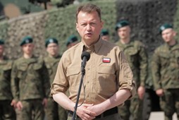 Minister Mariusz Błaszczak w bazie 11. Mazurskiego Pułku Artylerii w Węgorzewie.