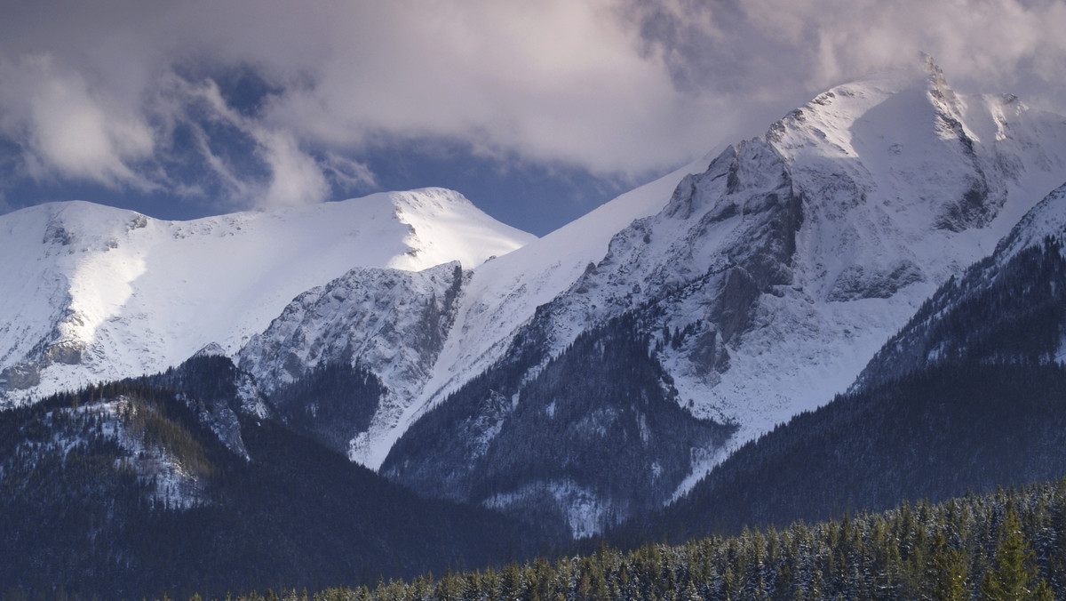 Warunki do uprawiania turystyki w Tatrach są trudne – oceniają ratownicy górscy. W partiach reglowych szlaki są bardzo mocno oblodzone, a w wyższych partiach gór panują warunki typowo zimowe.